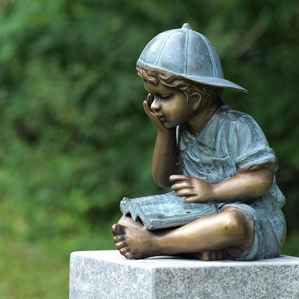 Bronzen beeld Lezende jongen 29x24x25cm