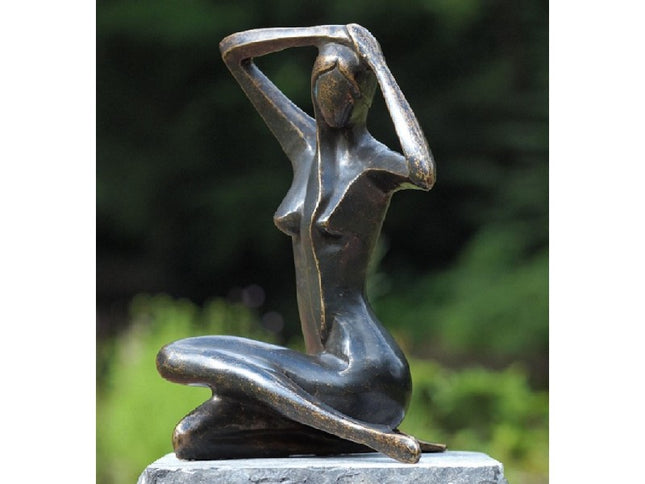 Bronzen beeld Grote zittende vrouw 39x29x24cm