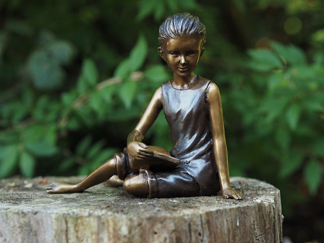 Bronzen beeld Zittend lezend meisje 14x8x14cm