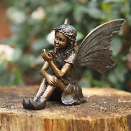 Bronzen beeld Zittende fee met vlinder 12x10x16cm