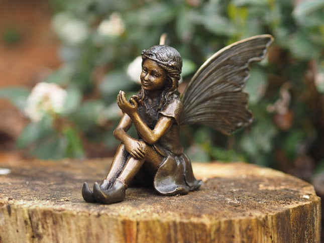 Bronzen beeld Zittende fee met vlinder 12x10x16cm