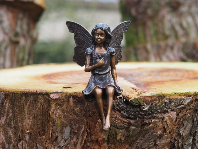 Bronzen beeld Zittende fee met bloem 20x11x13cm