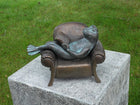 Bronzen beeld Lezende kikker in zetel 13x11x18cm