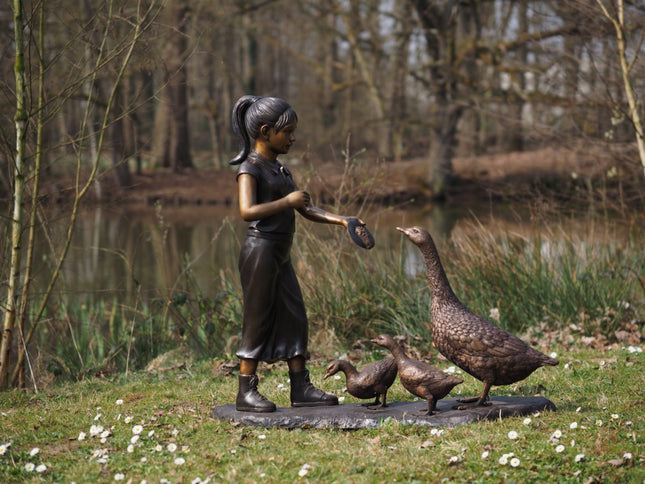 Bronzen beeld Meisje voedert ganzen 105x40x108cm
