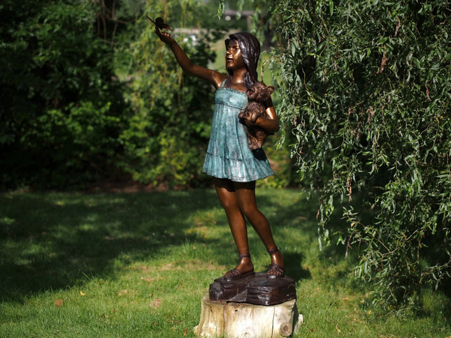 Bronzen beeld Staand Meisje Met Vlinder 141x60x45cm