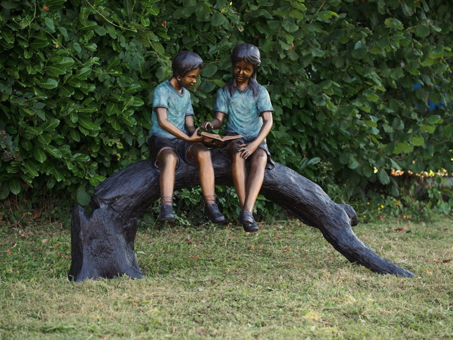 Bronzen beeld Jongen En Meisje Op Boomstam 127x72x192cm