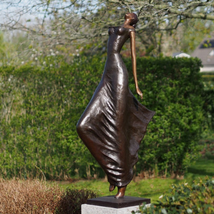 Bronzen beeld Moderne vrouw 160x35x65cm 45kg