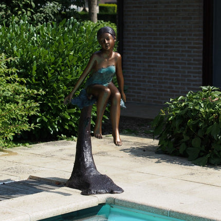 Bronzen beeld Meisje Op Boomstam 115x48x70cm