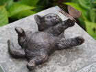 Bronzen beeld Kat met vlinder 11x16x22cm