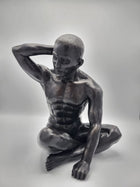 Bronzen beeld Zittende man arm omhoog 35x25x35cm