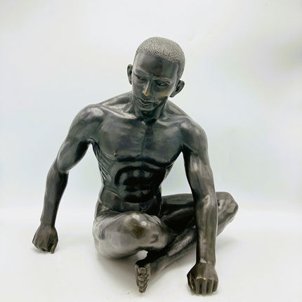 Bronzen beeld Zittende man 36x25x35cm