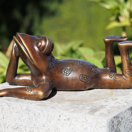 Bronzen beeld Liggende kikker klein 10x15x27cm