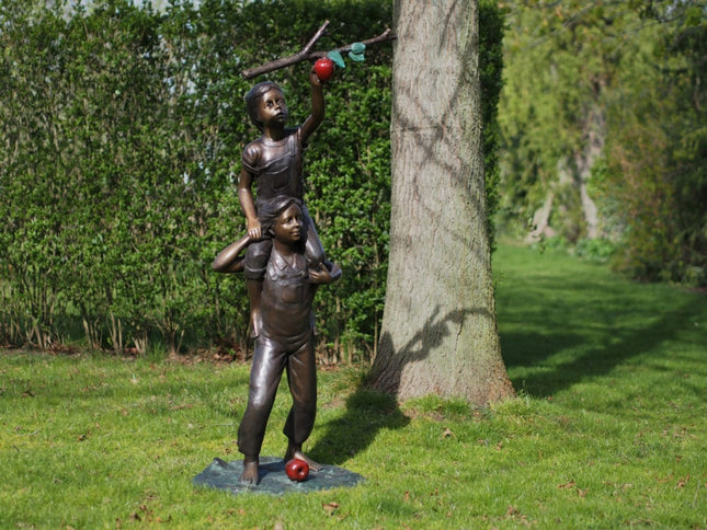 Bronzen beeld Jongen en meisje plukken appel 170x70x58cm 45kg