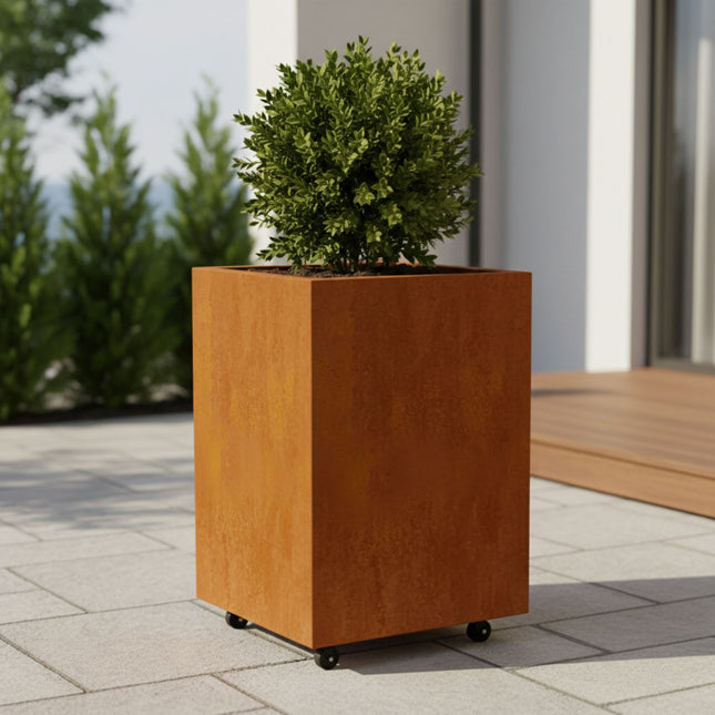 Vierkante cortenstalen plantenbak met wielen 50x50x100 cm