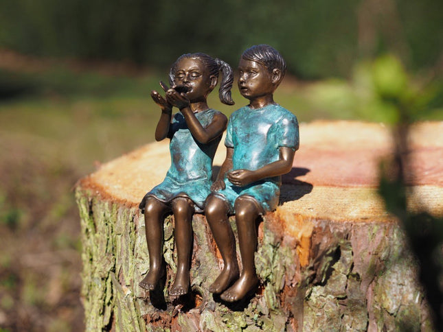 Bronzen beeld 2 kinderen met vlinder 14x7x9cm - Doika - Bronzen beeld - Doika - 5410807914939 - BS1493B