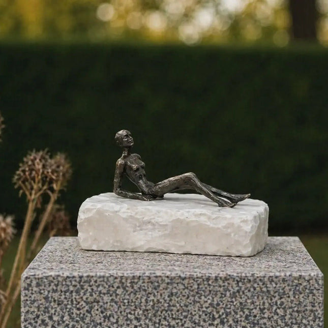 Bronzen Beeld Chill Op Natuursteen - Doika - Bronzen beeld - Thermobrass - 5410807915691 - BS1569B