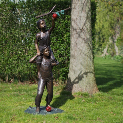 Bronzen beeld Jongen en meisje plukken appel 170x70x58cm 45kg - Doika - Bronzen beeld - Doika - 5410807610251 - PB61025