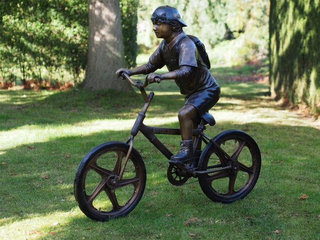 Bronzen beeld Jongen op fiets 125x49x135cm 60kg - Doika - Bronzen beeld - Doika - 5410807610121 - PB61012