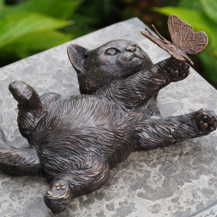 Bronzen beeld Kat met vlinder 11x16x22cm - Doika - Bronzen beeld - Doika - 5410807013960 - BS1396B