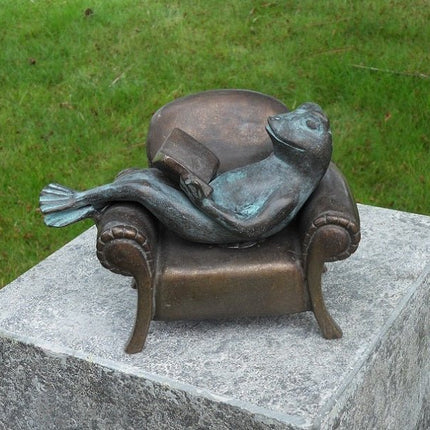 Bronzen beeld Lezende kikker in zetel 13x11x18cm - Doika - Bronzen beeld - Doika - 5410807017159 - AN1715BRW-V
