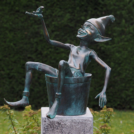 Bronzen beeld Pixie met emmer 49x15x17cm - Doika - Bronzen beeld - Doika - 5410807013359 - AN1335BR-V