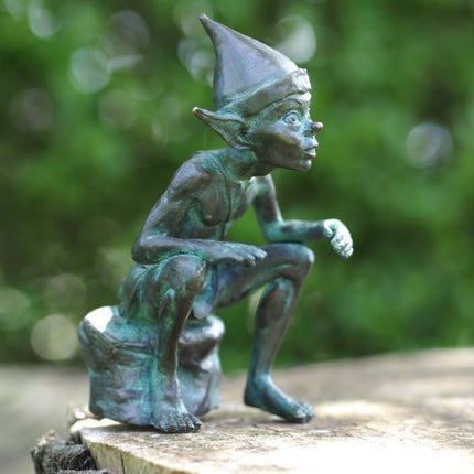 Bronzen beeld Pixie zittend op steen 17x8x9cm - Doika - Bronzen beeld - Doika - 5410807014059 - BS1405V