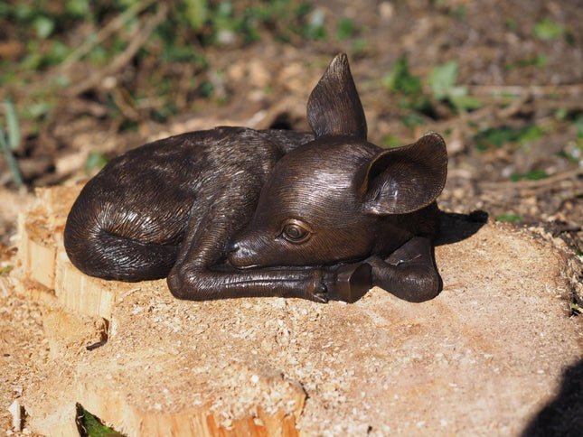 Bronzen beeld Slapend hertenkalf 40x26x18cm - Doika - Bronzen beeld - Doika - 5410807004821 - BS0482B