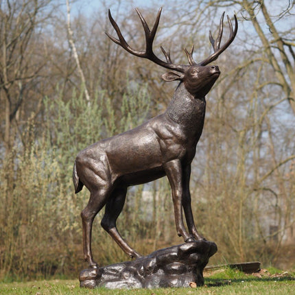 Bronzen beeld Staand hert op basis 197x102x135cm - Doika - Bronzen beeld - Doika - 5410807150412 - B1504-1
