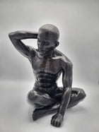Bronzen beeld Zittende man arm omhoog 35x25x35cm - Doika - Bronzen beeld - Doika - 5410807914809 - BS1480B